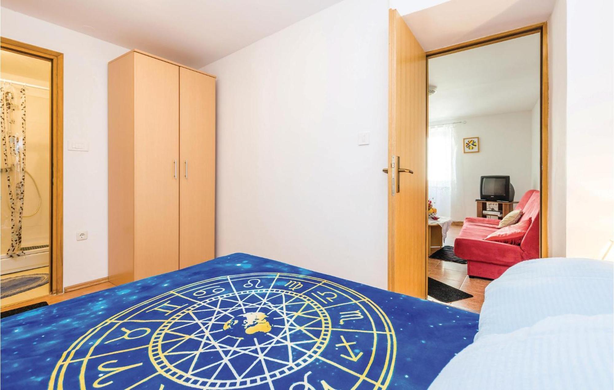 1 Bedroom Nice Apartment In Senj Сень Экстерьер фото