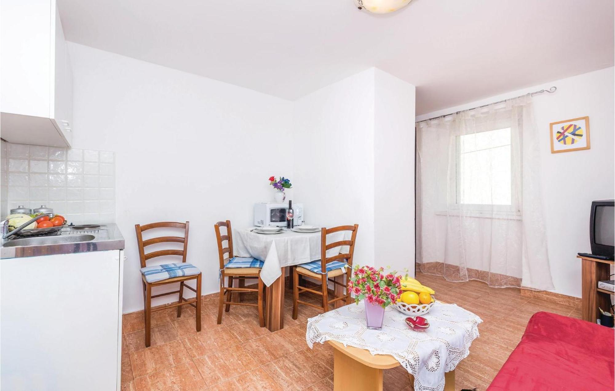 1 Bedroom Nice Apartment In Senj Сень Экстерьер фото